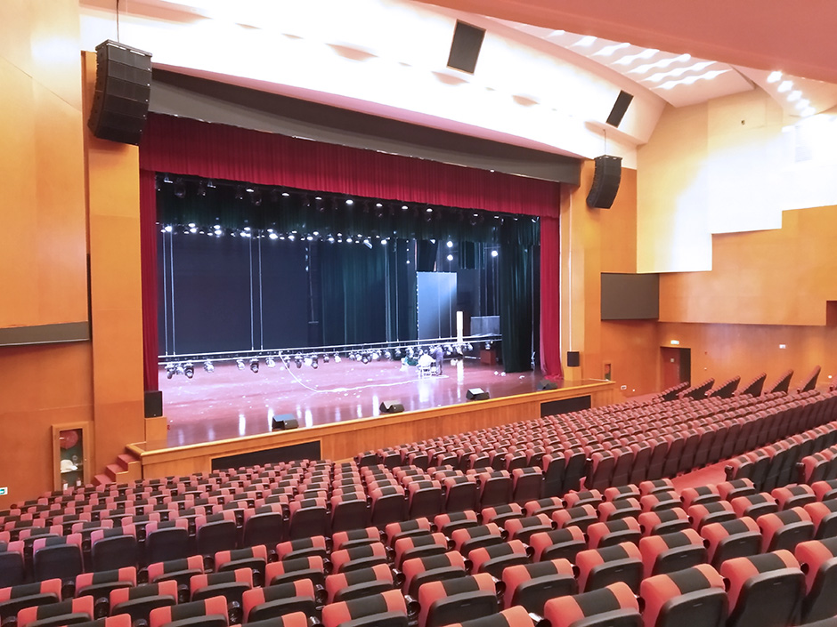 柳州鹿寨艺术文化中心的大剧场观众席分上下两层,总共拥有1185个