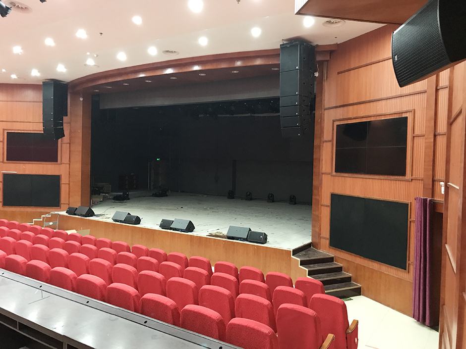 系统设计应兼具音乐扩声和语言扩声功能,既要有一定的音乐动态段,又